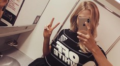 Slávna modelka prekvapila. Čo to má pod pazuchou?