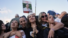 Izrael prepúšťa palestínskych väzňov. Takmer dvetisíc zajatcov nastúpilo do autobusov