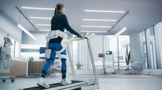 Roboty pomáhajú pacientom postaviť sa na nohy. Lekár upozorňuje na ich limity