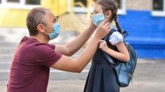 Britská vláda zmenila prístup v súvislosti s nosením rúšok na školách
