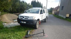 Pri zrážke s autom sa zranil 11-ročný chlapec na elektrickej kolobežke