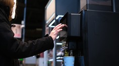 Žena si dala kávu z automatu. Skončila na jednotke intenzívnej starostlivosti