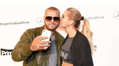 Dara s Rytmusom v spoločnosti. Nežné bozky a sexy vypracované brucho