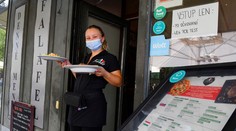 Matovič chce 300-eurový gastro príspevok pre ľudí nad 60 rokov, ktorí sa dajú zaočkovať