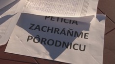 Ľudia podpisujú petíciu za zachovanie pôrodnice v Svidníku