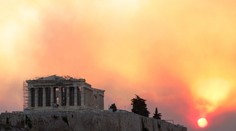 OBRAZOM: Stovky hasičov bojujú s požiarmi neďaleko Atén. Ľudí z postihnutých oblastí evakuujú