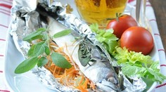 RECEPT NA DNES: Pstruh balený do zeleniny