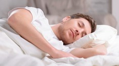 Špeciálny nápoj či prelepené ústa. Ľudia skúšajú rôzne virálne triky, ktoré majú zlepšiť spánok