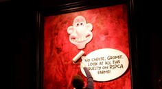 Aktivisti za práva zvierat polepili nový oficiálny portrét kráľa Karola III.