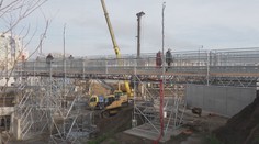 V Seredi pred viac ako dvoma rokmi náhle uzavreli dôležitý most. Na nový miestni ešte stále čakajú