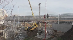 V Seredi pred viac ako dvoma rokmi náhle uzavreli dôležitý most. Na nový miestni ešte stále čakajú