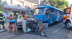 FOTO+VIDEO: Električka zmietla zametacie auto, vodiča odviezli do nemocnice