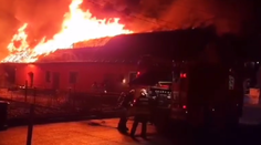 VIDEO: Miestna dôchodkyňa podpálila dom, v ktorom boli ľudia. Policajti s hasičmi ich zachránili
