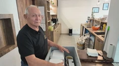 Má 79 rokov a po operácii srdca nezostal sedieť doma. Ján zo Svidníka roznáša obedy
