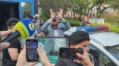 Daniel Bombic ukazoval s putami na rukách extrémistické gesto. Považuje sa za symbol bielej nadradenosti