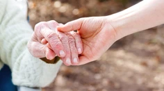 Okolo zranenej seniorky (74) prešli viaceré autá. Rodina poslala policajtke dojímavé poďakovanie