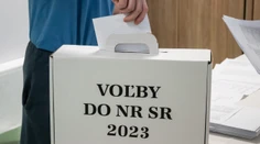 Pre veľké štáty nie sme nezaujímaví. Prebieha tu súboj Východu a Západu o ovládnutie verejnej mienky, tvrdí odborník