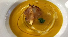 RECEPT NA DNES: Mrkvový krém so zázvorom a zelerovými lupienkami