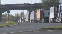 Siahodlhá kolóna kamiónov. Tiahne sa od hraníc Vyšné Nemecké po križovatku na obec Hažín