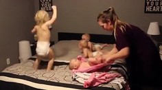Mama ukladala 4 malé deti do postele. Jej video má 44 miliónov videní