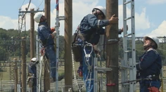 Vedeli ste, že aj elektrikári majú svoju súťaž? Pozrite si, koľko toho vydržia