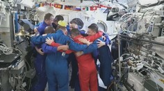 Tradičná štafeta na Medzinárodnej vesmírnej stanici. Astronauti si symbolicky odovzdali velenie