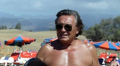 Karel Gott oslavuje 80 rokov. Odpadnete z jeho fotky v plavkách