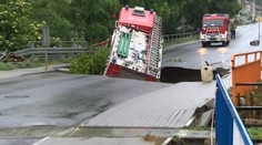 Hasičské auto sa prepadlo do štvormetrovej jamy na ceste