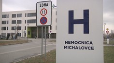 Rušia operácie a hospitalizovaných posielajú domov. V michalovskej nemocnici ochoreli zdravotníci