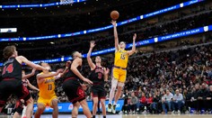 VIDEO: Tri obraty, víťazná chuťovka, štadión takmer spadol. NBA videla najšialenejších desať sekúnd sezóny