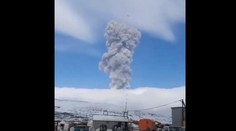 V Rusku sa prebudila sopka Ebeko. Popol pokryl neďaleké mesto