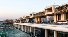 Chaos na milánskom letisku. Muž podpálil odpadkový kôš a kladivom ničil pulty a obrazovky