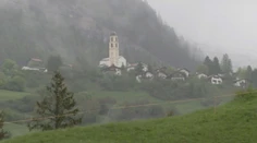 Švajčiarsku dedinu čoskoro zavalí skalná lavína. Všetko živé má ešte niekoľko dní na útek
