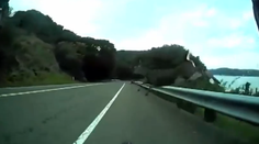 Toto musíte vidieť! Jeleň „napadol“ cyklistu