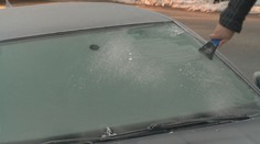Zamrznuté auto v zime? Odborník ukazuje rýchle a bezpečné spôsoby, ako ho očistiť bez nervov a stresu