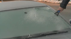 Zamrznuté auto v zime? Odborník ukazuje rýchle a bezpečné spôsoby, ako ho očistiť bez nervov a stresu