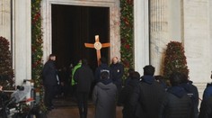 Letenky zdraželi, ubytovania sa míňajú. Do Vatikánu stále smeruje mnoho ľudí