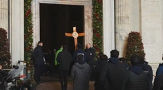 Letenky zdraželi, ubytovania sa míňajú. Do Vatikánu stále smeruje mnoho ľudí