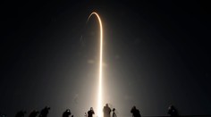 Raketa firmy SpaceX odštartovala k ISS, na palube sú traja Američania a Rus