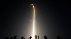 Raketa firmy SpaceX odštartovala k ISS, na palube sú traja Američania a Rus