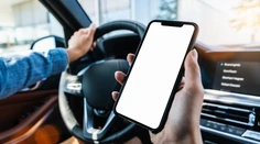 Slováci priveľmi riskujú. Nový prieskum odhalil šokujúce zistenia o používaní telefónu za volantom