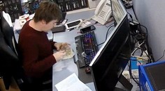 IT pracovník v šoku. Pod nosom mu niečo explodovalo