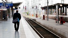 Víchrica komplikuje dopravu. V Banskej Bystrici spadol strom na trolejové vedenie, rušili niektoré vlaky