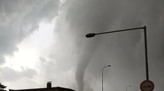 Tornádo iba pár kilometrov od slovenských hraníc: Pozrite si video z tesnej blízkosti