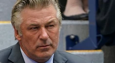 Herec Alec Baldwin uzavrel dohodu s rodinou zastrelenej kameramanky