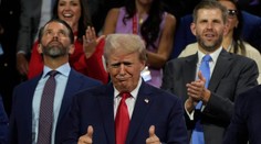 Donald Trump prišiel na zjazd republikánov s obviazaným uchom