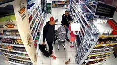 Do kočíka s dieťaťom naložili množstvo tovaru. Má to však háčik, nezaplatili