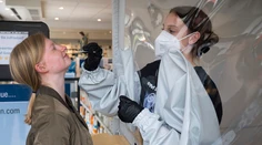 Počet hospitalizovaných opäť klesol, pribudlo 13 úmrtí