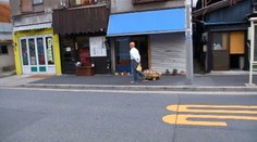 Muž sa prechádza s domácim miláčikom. Niečo tu ale nesedí