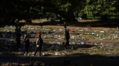 Začali odstraňovať pocty nebohej kráľovnej. Kvety nevyjdú nazmar